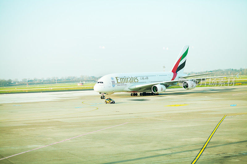 阿联酋航空公司(Emirates)的空客A380客机(Airbus A380)抵达Düsseldorf